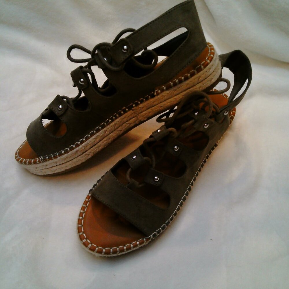 New (without tags) Guess Lace Up Sandals in Size 11